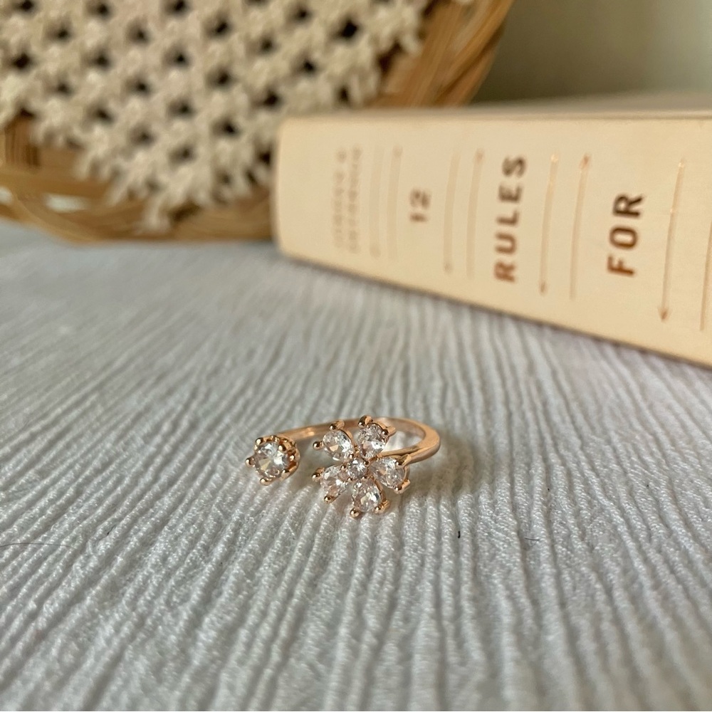 Vintage “April” Rosegold Rhinestone Floral Adjustable Ring Daisy Femme Classic - Picture 4 of 9